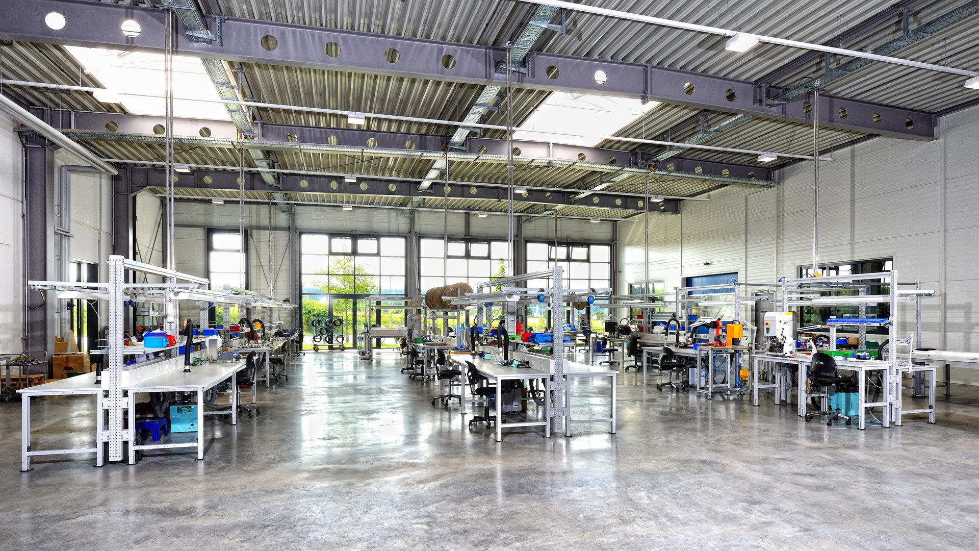 Arbeitsplätze in einer leeren Industriehalle | picture alliance / imageBROKER