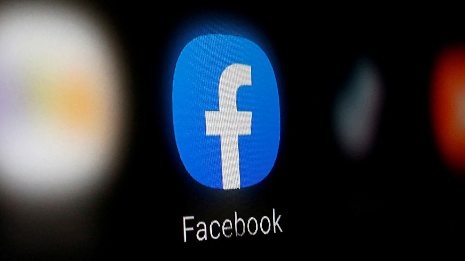 Das Facebook-Logo auf dem Display eines Smartphones. | REUTERS