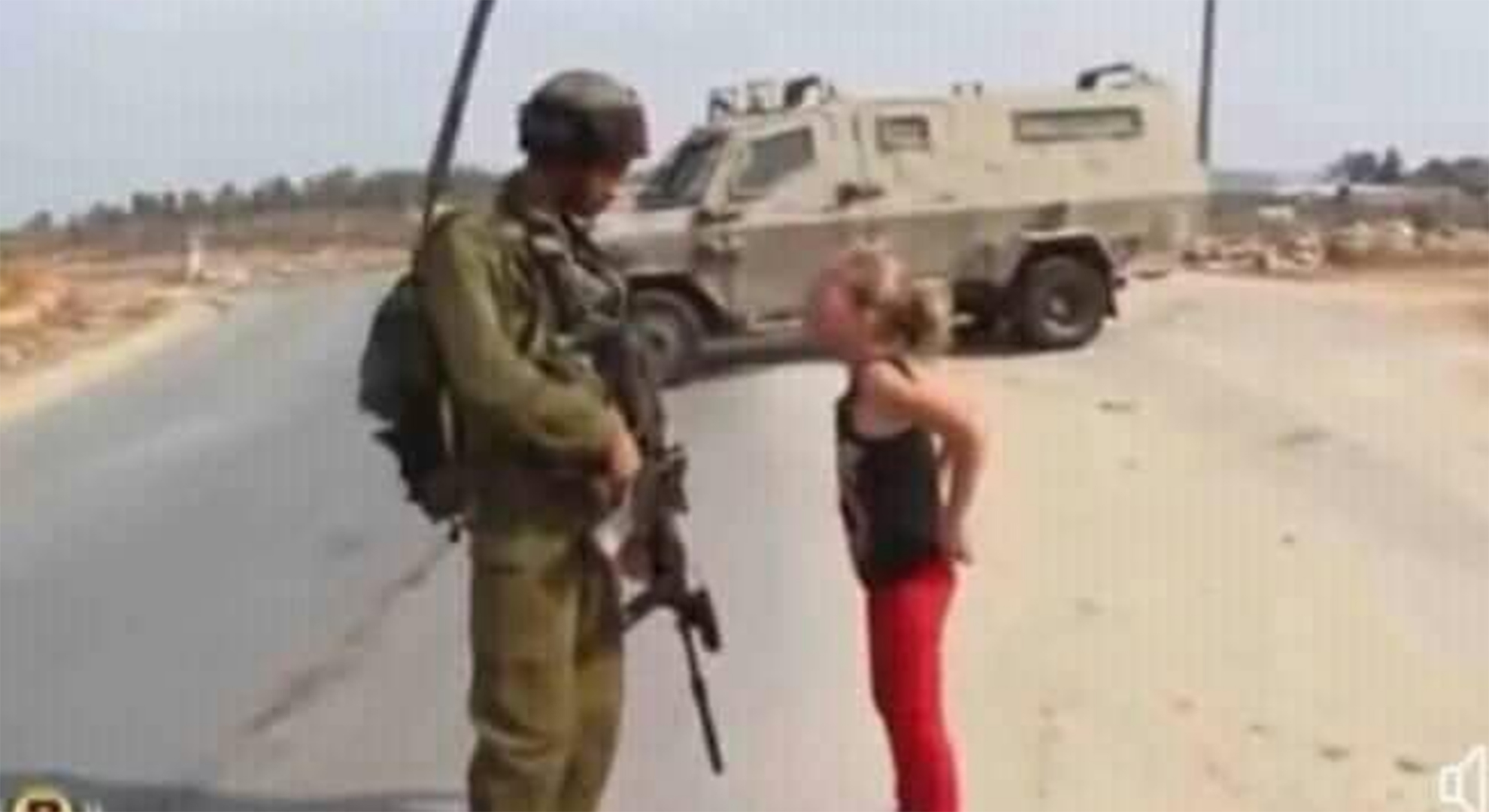 Ein Soldat spricht mit einem Mädchen. | Facebook-Seite UPND-Uk Chapter