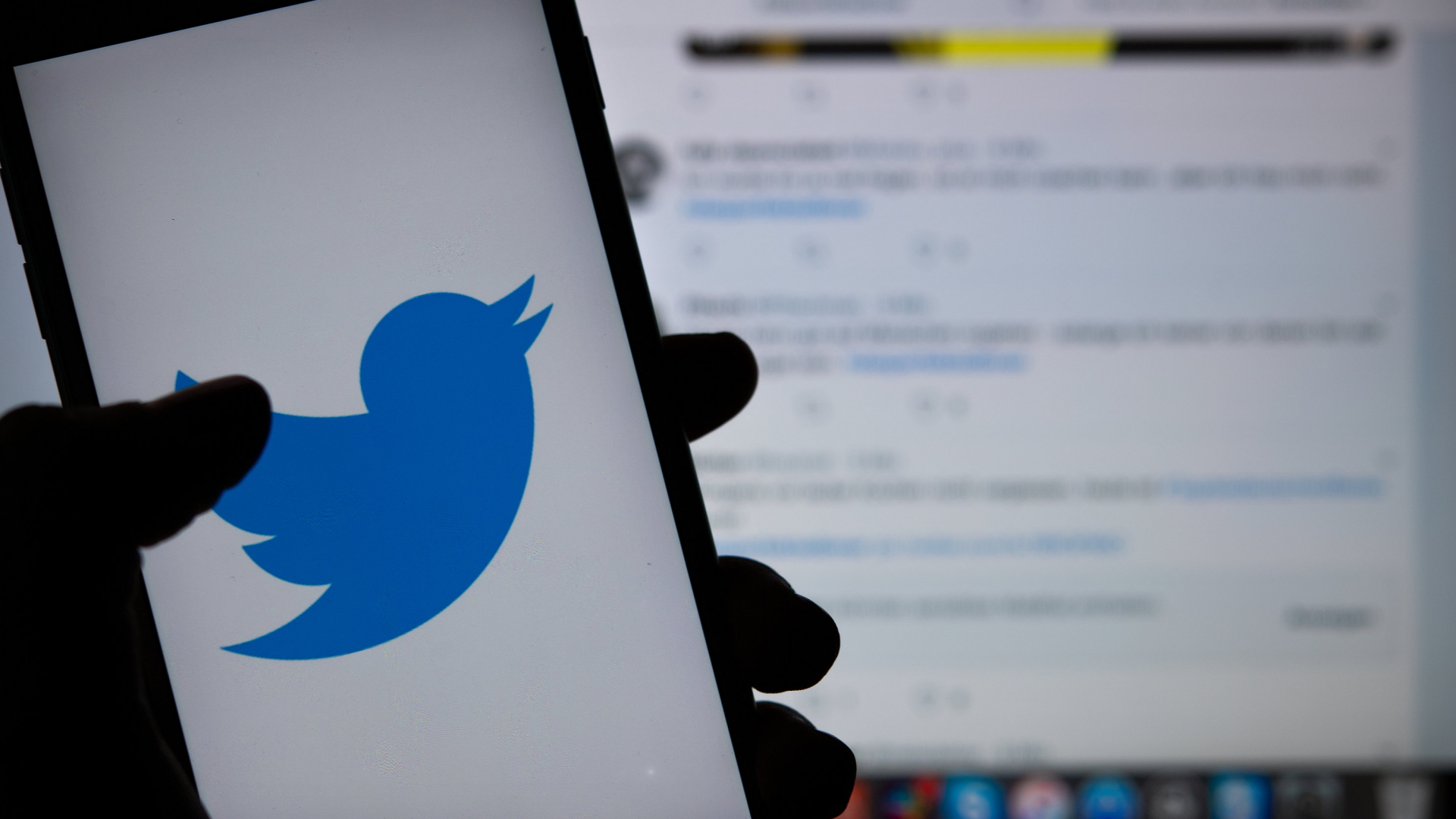 Das Logo des sozialen Mediums Twitter ist auf dem Display eines Smartphones zu sehen.