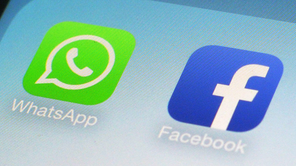 Die Icons von Whatsapp und Facebook auf einem Smartphone | AP