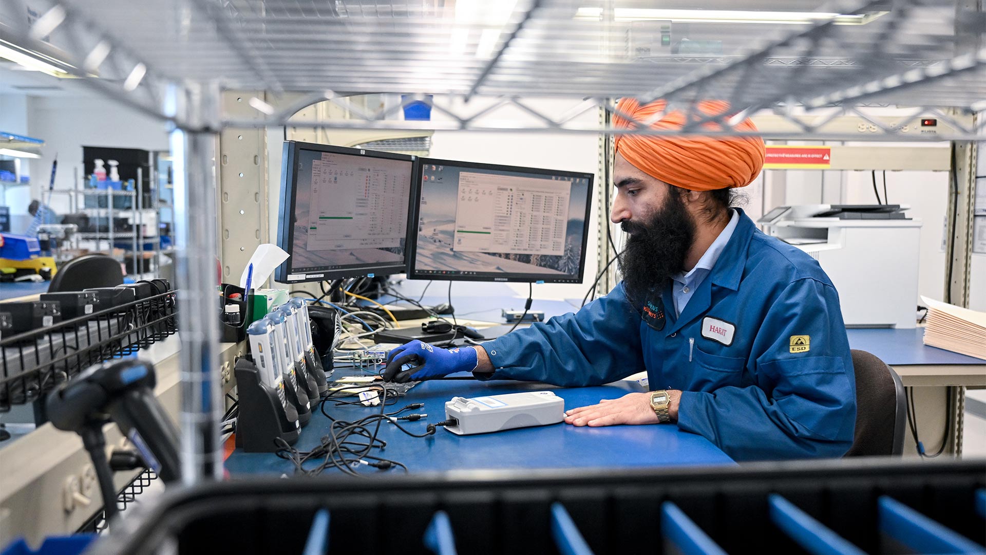 Hajrit Singh an seinem Arbeitsplatz bei der Firma Siemens Healthineers.