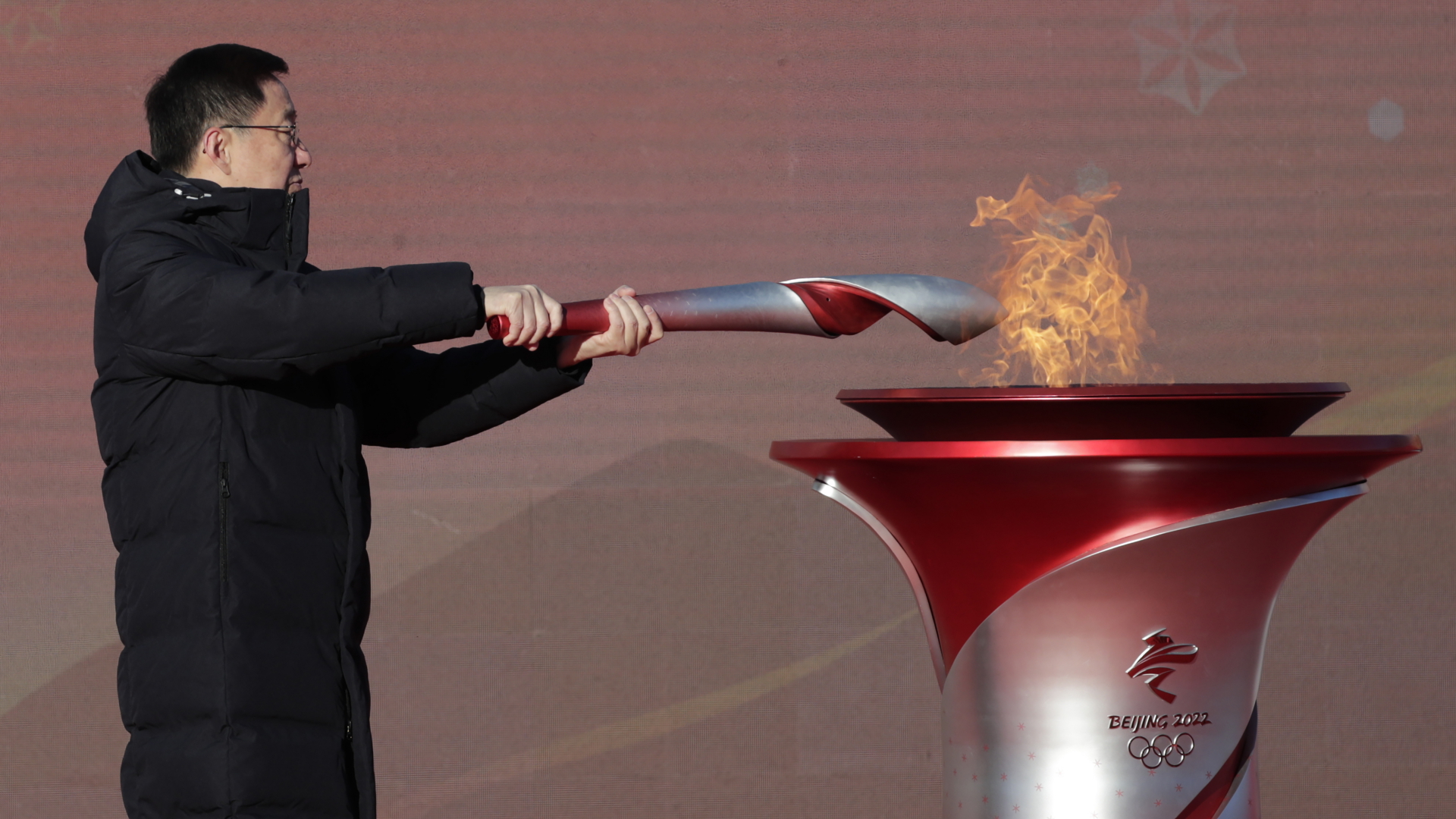Han Zheng, chinesischer Vizepremierminister, entzündet die Fackel vor dem Start des olympischen Fackellaufs. | dpa
