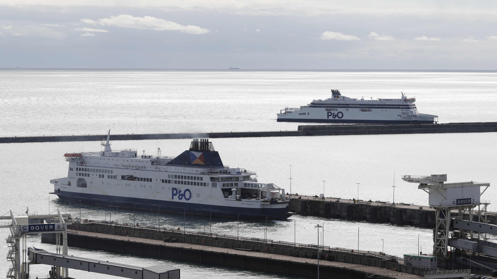Fähren laufen in den Hafen von Dover ein. | Bildquelle: AFP