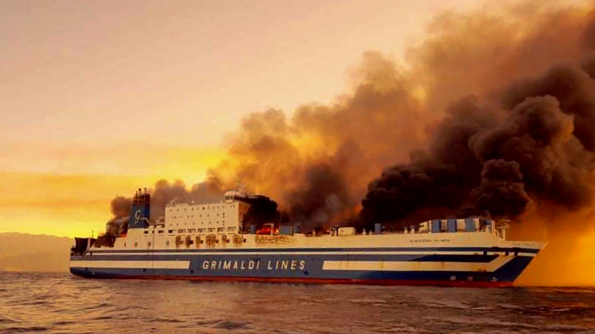 Eine Fähre brennt auf dem Ionischen Meer in der Nähe der Insel Korfu. | AP
