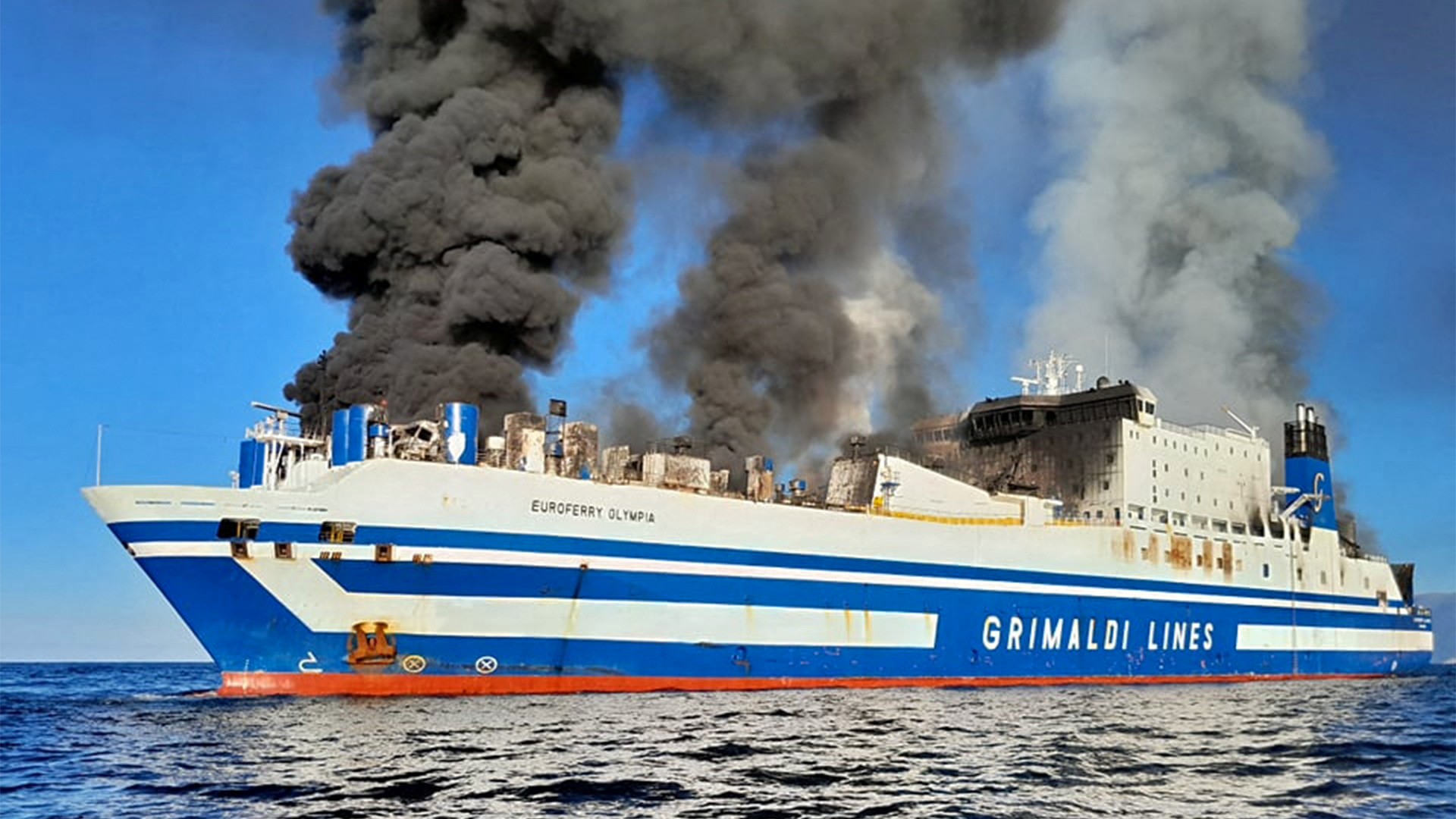 Eine Fähre brennt auf dem Ionischen Meer in der Nähe der Insel Korfu. | via REUTERS