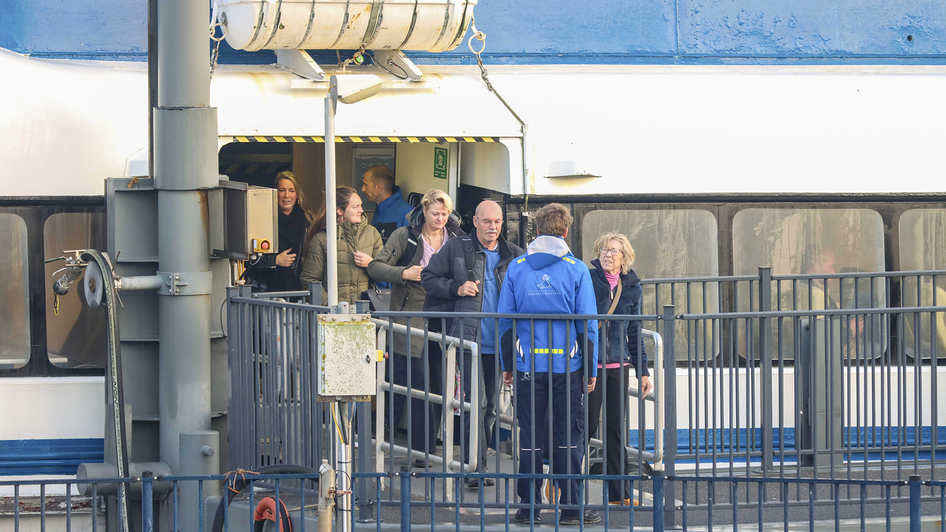 Passagiere verlassen die Fähre "Tiger" im Hafen von Harlingen (Niederlande). | EPA