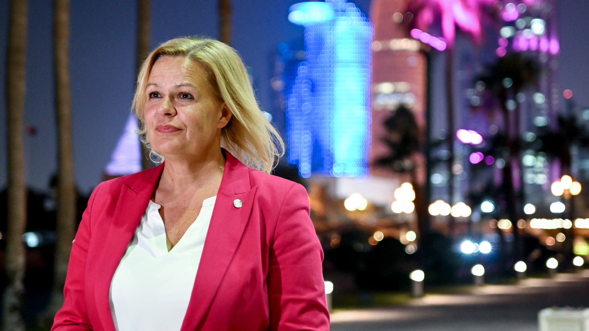 Nancy Faeser steht vor der Skyline in Doha | dpa