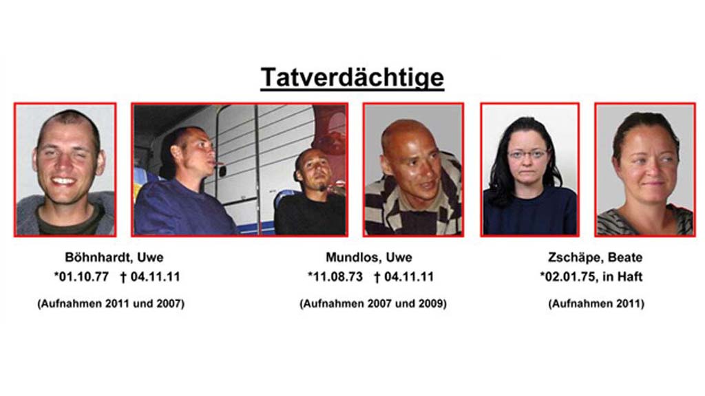 Fahndungsplakat, das die Terrorverdächtigen Uwe B., Uwe M. und Beate Z. auf mehreren kleinen Fotos zeigt und ihr Geburtsdatum auflistet | dpa