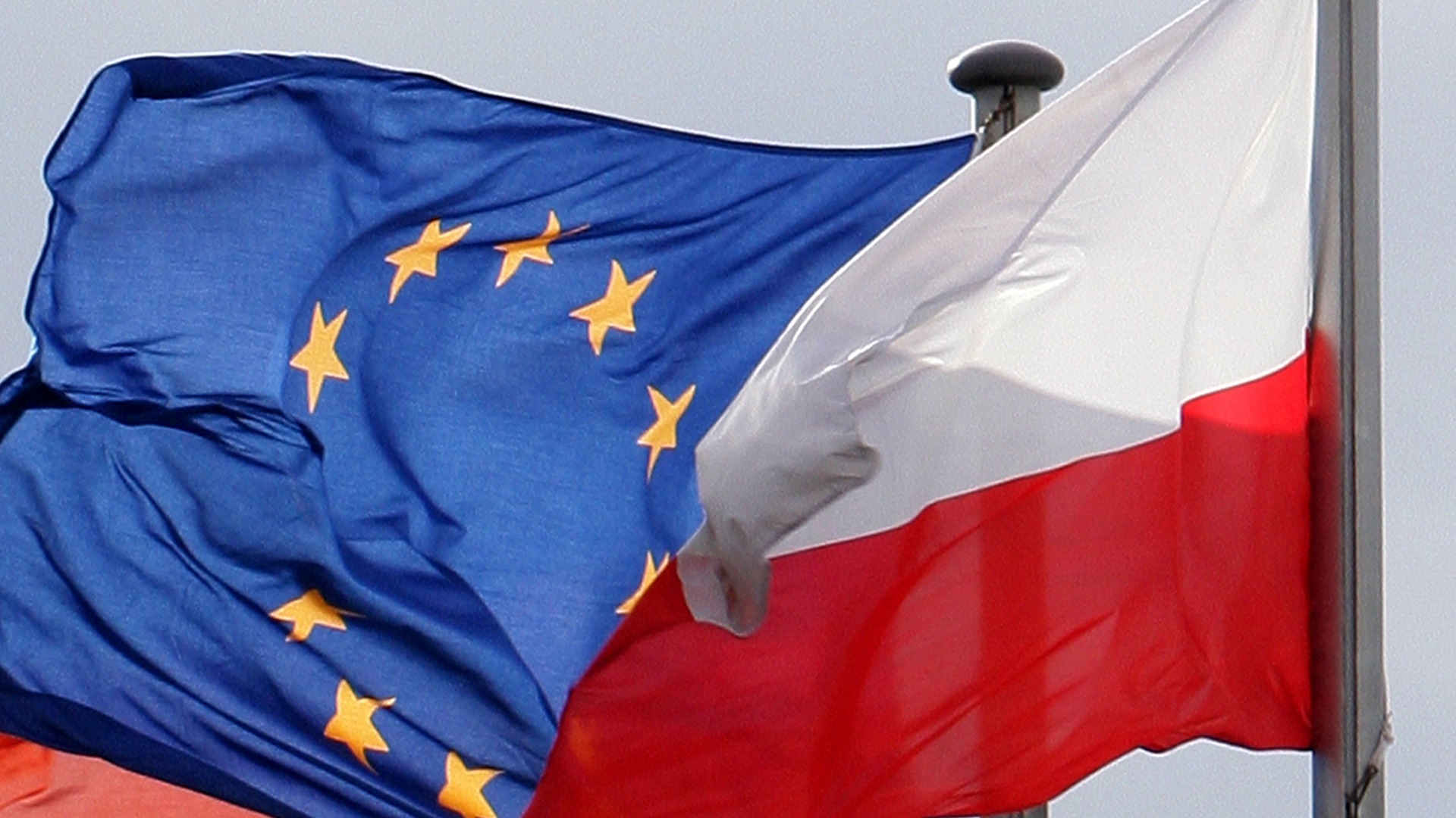 Spór z Polską: Komisja Europejska zatwierdza pomoc w związku z koronawirusem