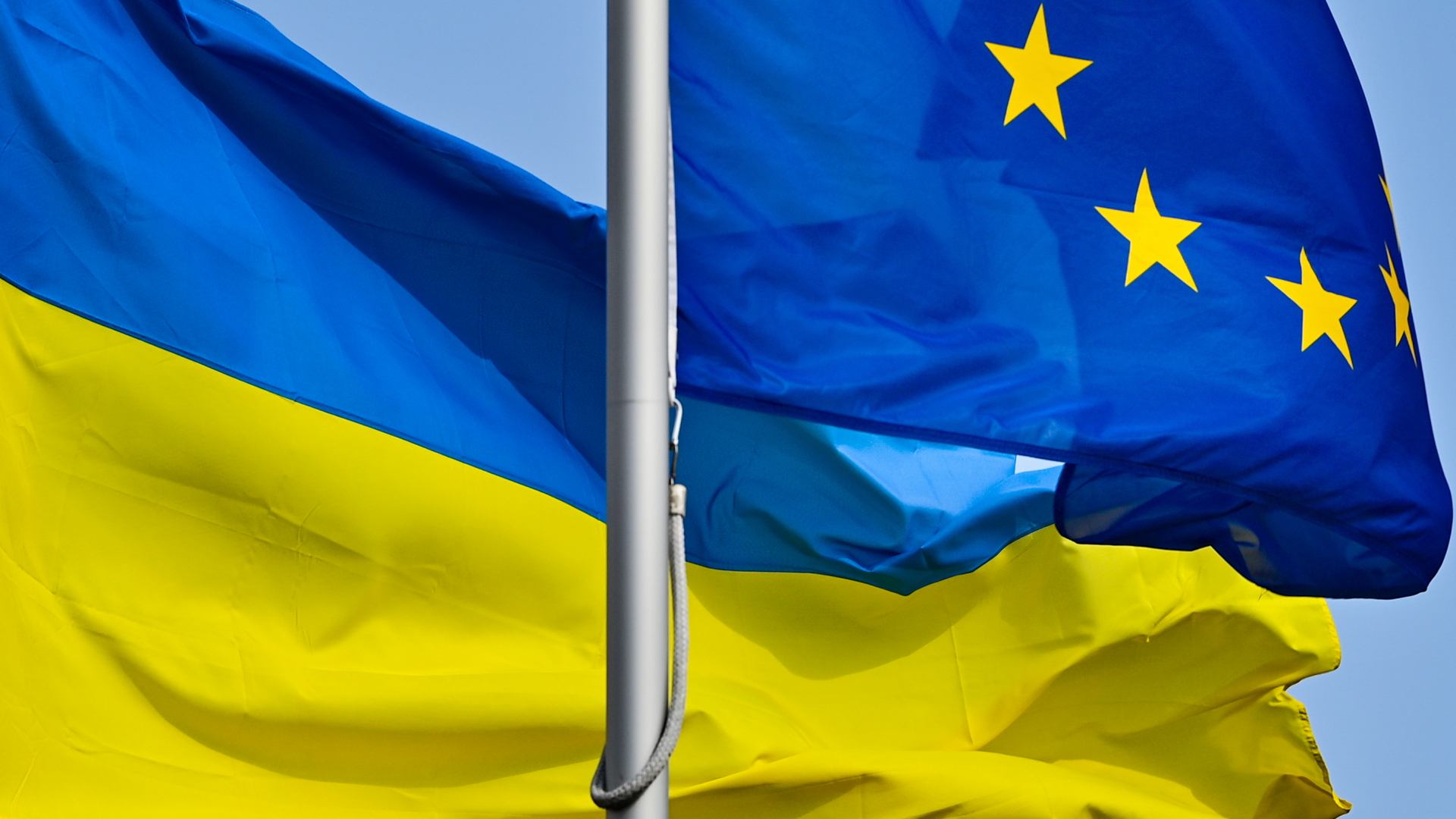 Die Fahnen der Ukraine und der EU wehen im Wind.  | dpa