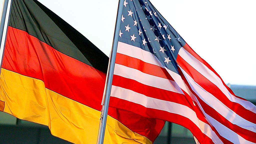 Fahnen Deutschlands und der USA