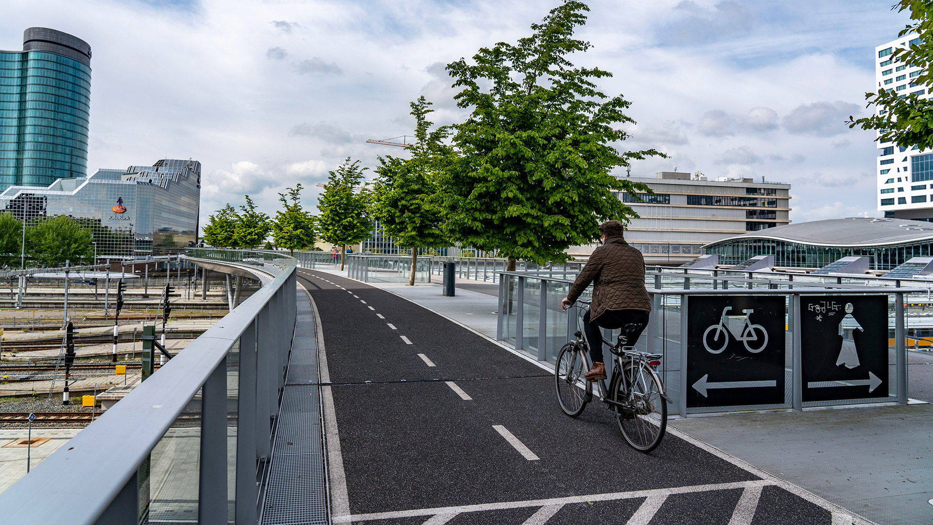Fussgänger und Fahrradfahrer Brücke über die Gleise den Hauptbahnhof von Utrecht, Niederlande | picture alliance / Jochen Tack