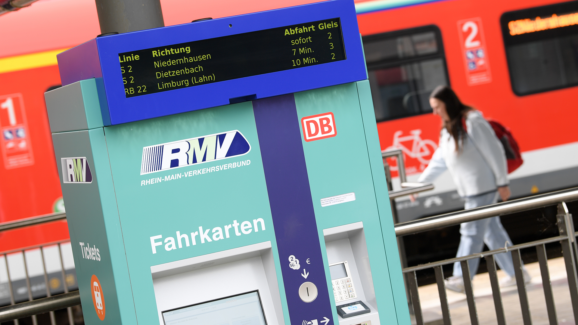 Fahrkartenautomat auf einem Bahnsteig | dpa