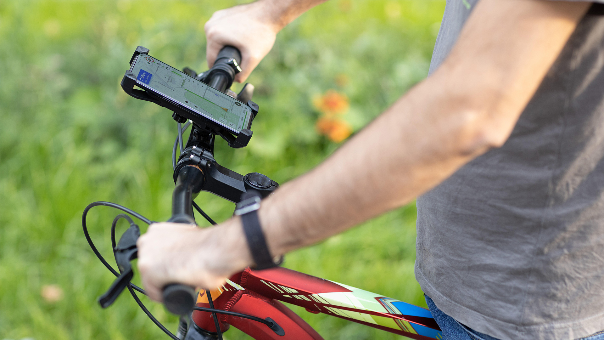 Fahrradfahrer mit einer Navigationsapp auf seinem Mobiltelefon | picture alliance / Zoonar