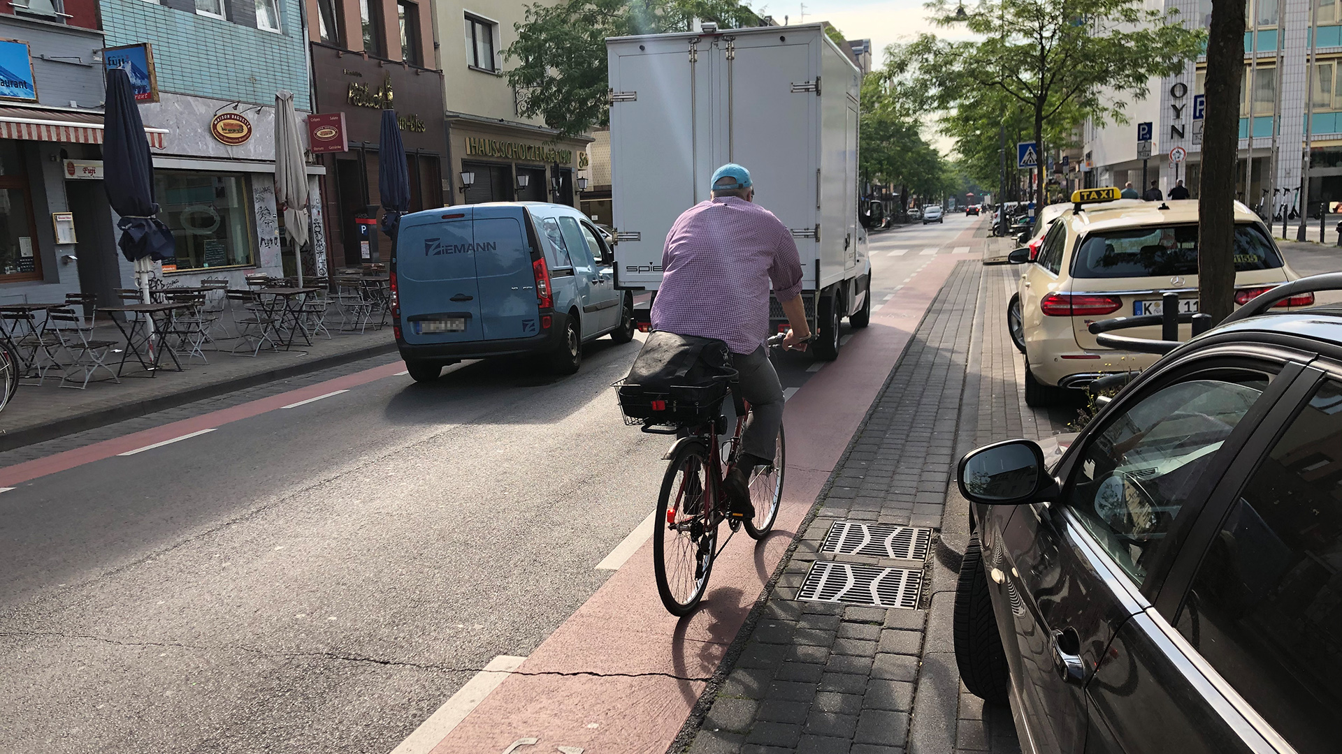 Ein Radfahrer fährt auf dem markierten Fahrradstreifen auf der Straße. | Philipp Wundersee