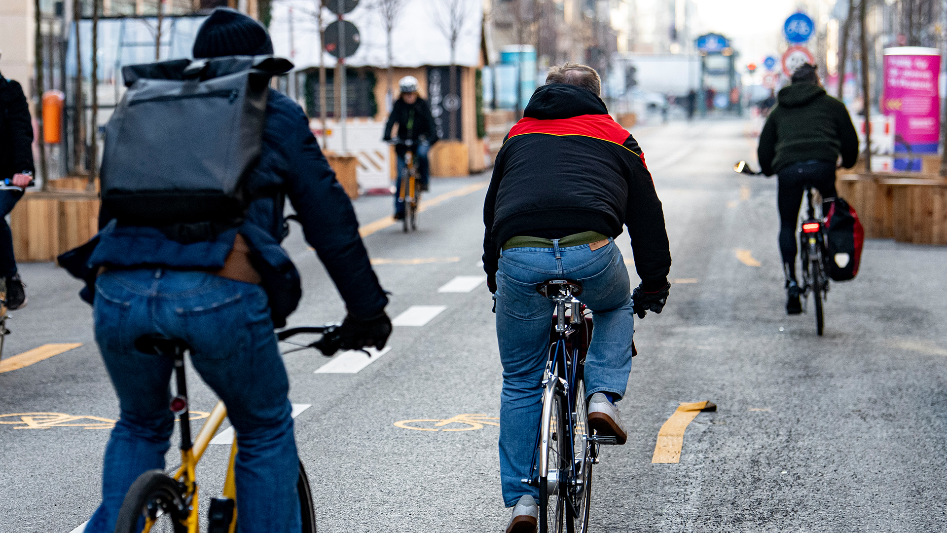 Morgenpendler fahren mit dem Fahrrad auf einer als Fahrradstraße umfunktionierten Straße in Berlin. | dpa
