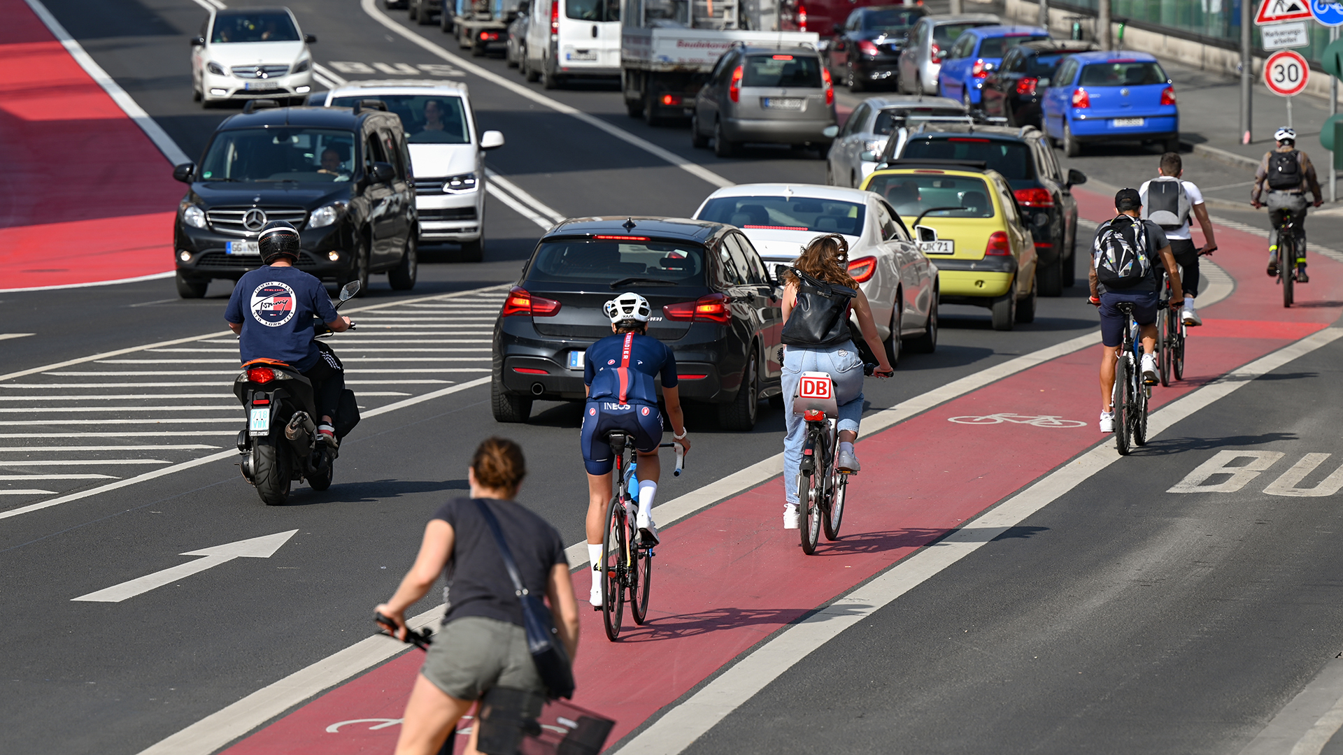 Radfahrer sind in der Frankfurter Innenstadt auf einem Fahrradstreifen unterwegs.