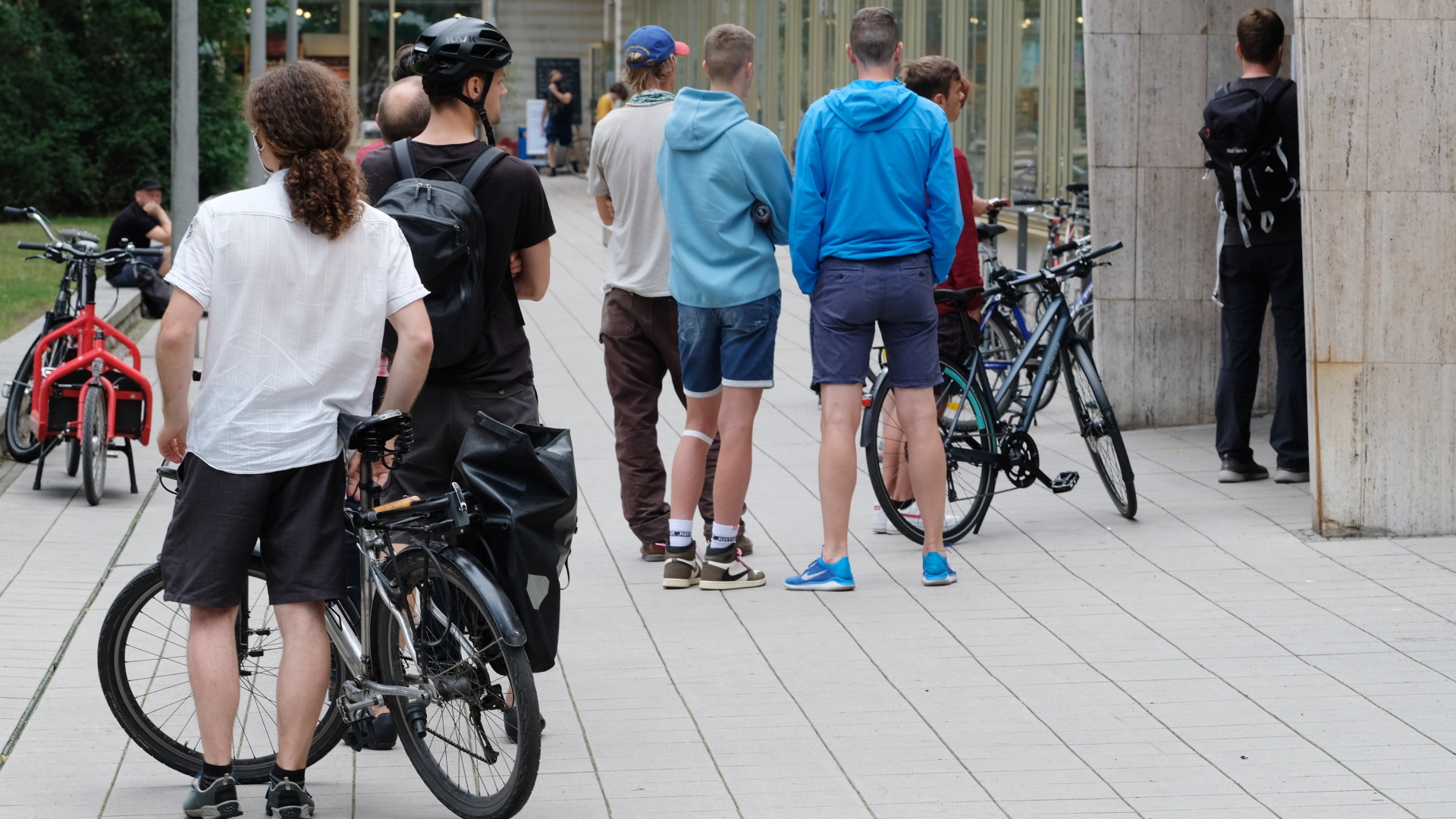 Kunden stehen vor einem Fahrradladen in Leipzig in der Schlange. | dpa