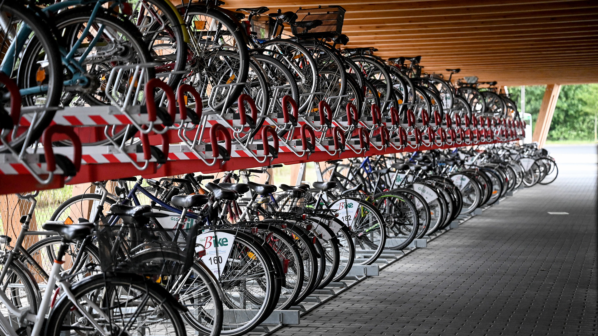 Fahrräder stehen in einem Fahrrad-Parkhaus. | picture alliance/dpa