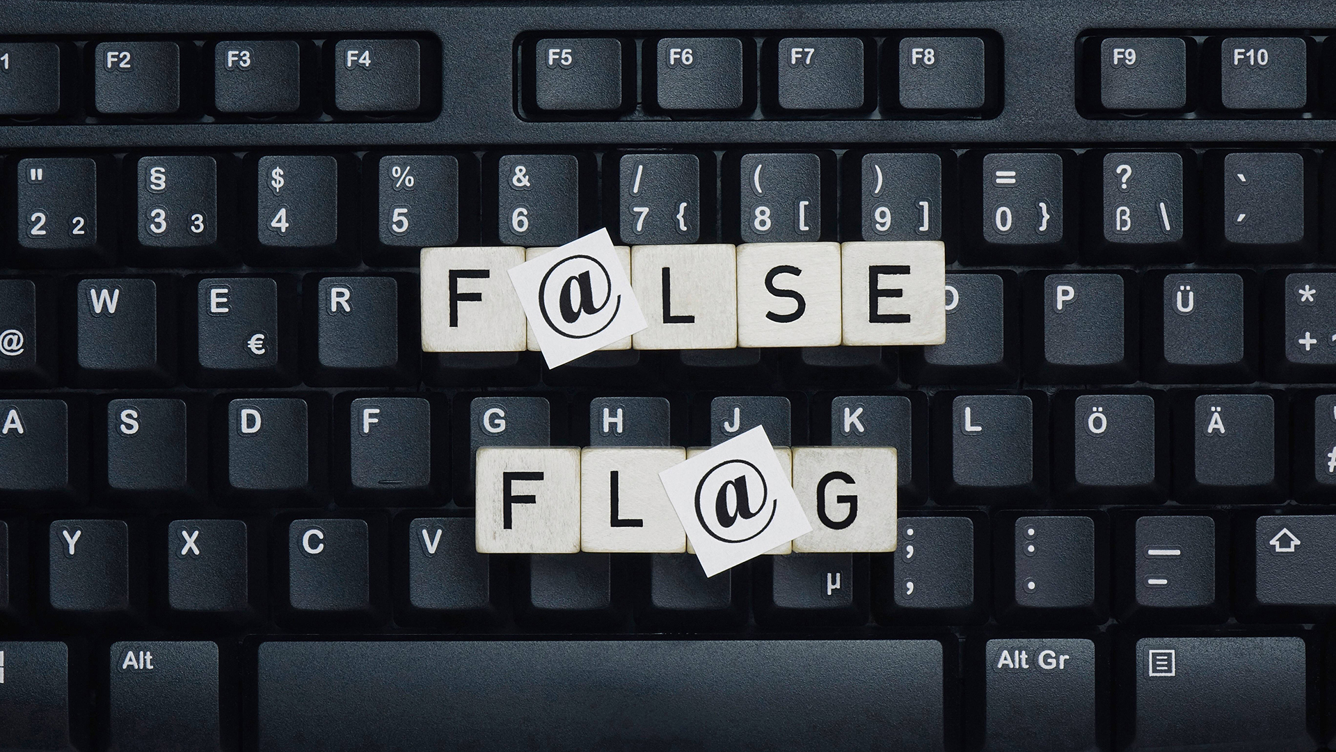 false flag auf einer Tastatur | imago/Steinach