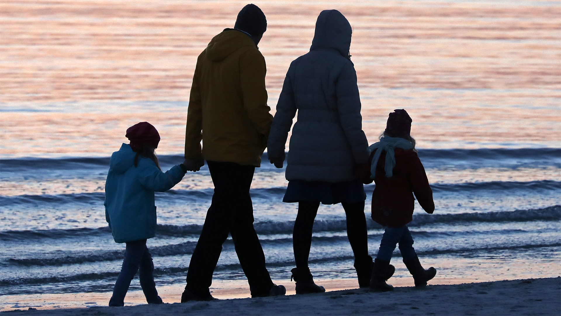 Eine Familie geht an der Ostsee spazieren | Bildquelle: picture alliance / Bernd Wüstne