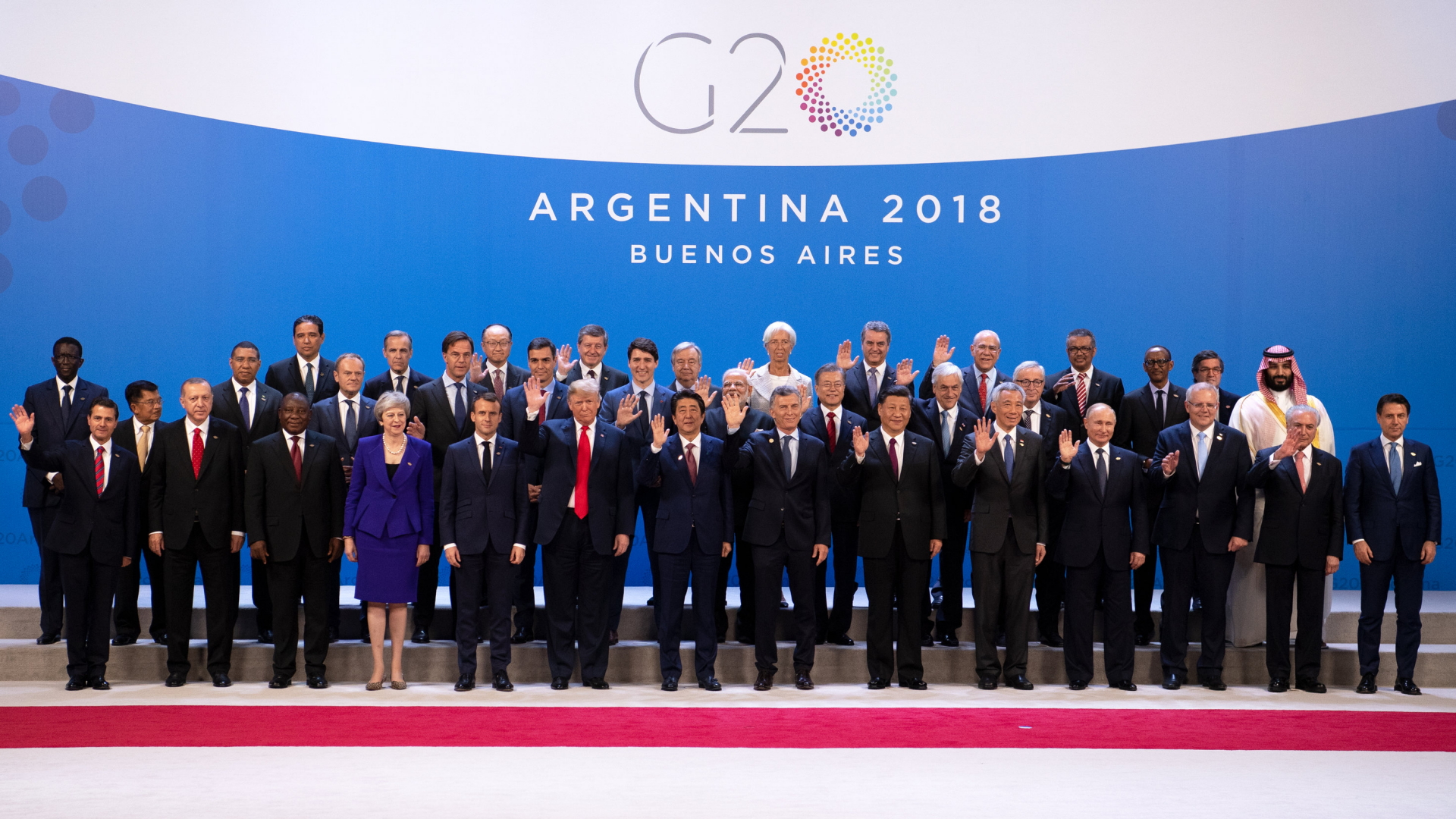 Teilnehmer des Gipfels haben sich im Tagungszentrum des G20 Gipfeltreffens in Buenos Aires zu einem Familienfoto aufgestellt. | Bildquelle: dpa