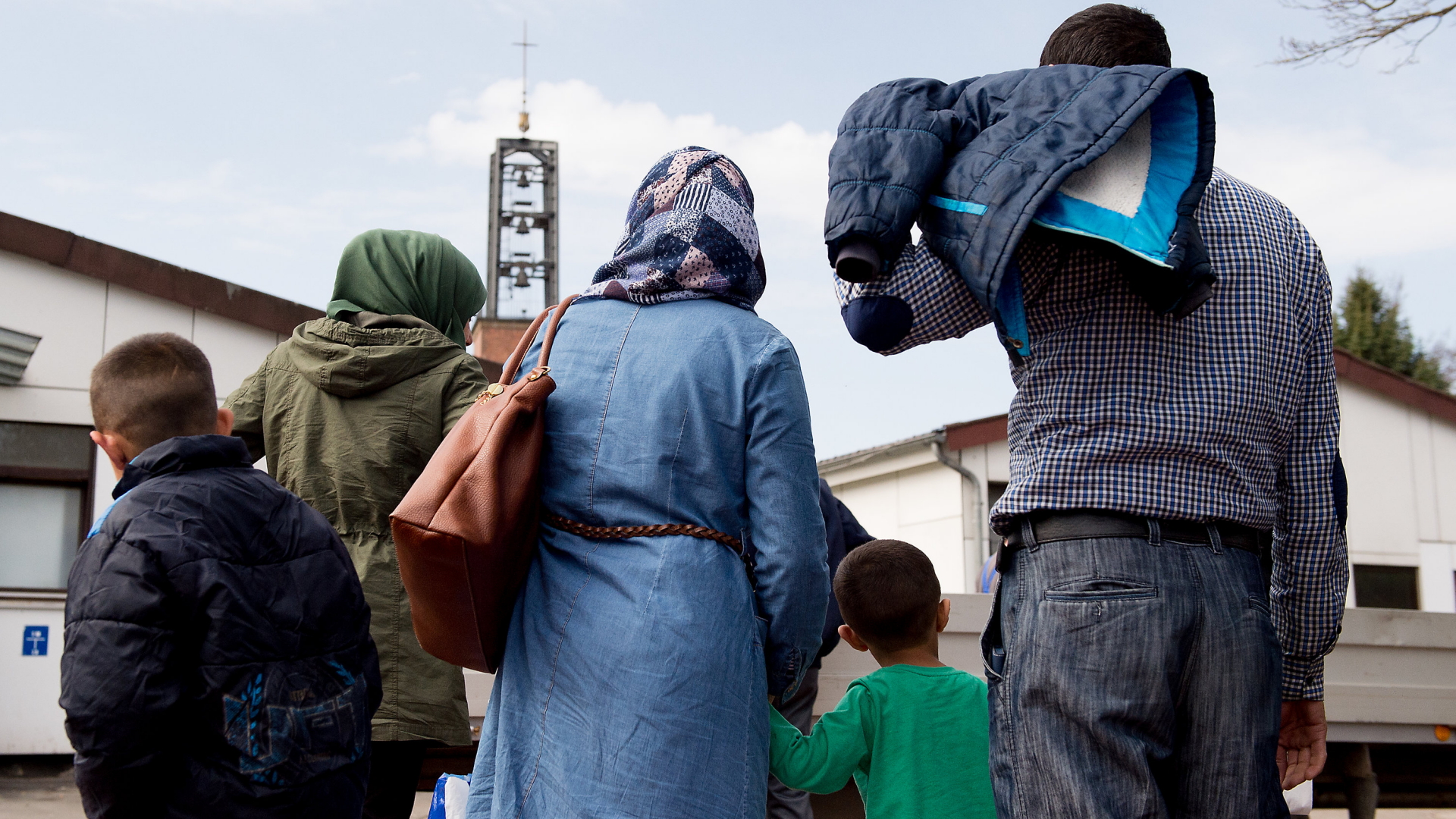 Syrische Familie vor dem Grenzdurchgangslager Friedland | dpa