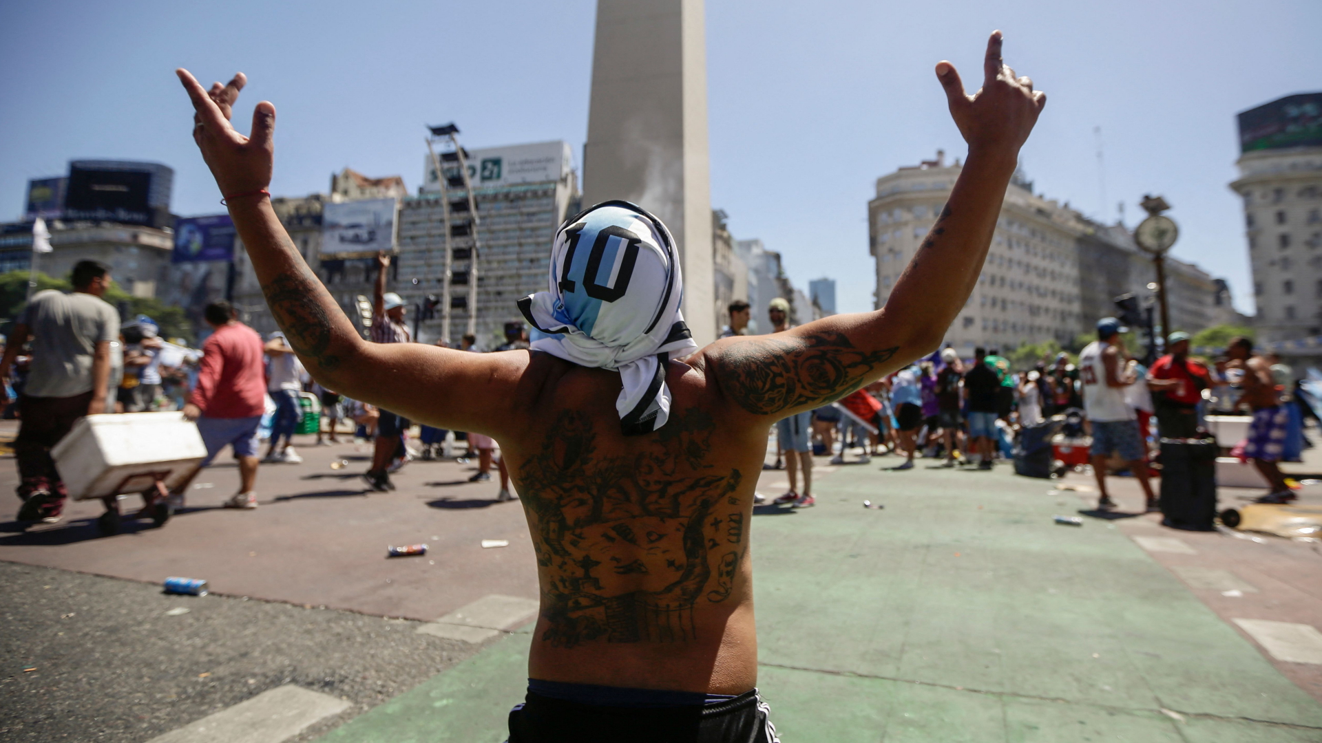 Ein Fan der argentinischen Mannschaft steht jubelnd in den Straßen von Buenos Aires.  | AFP