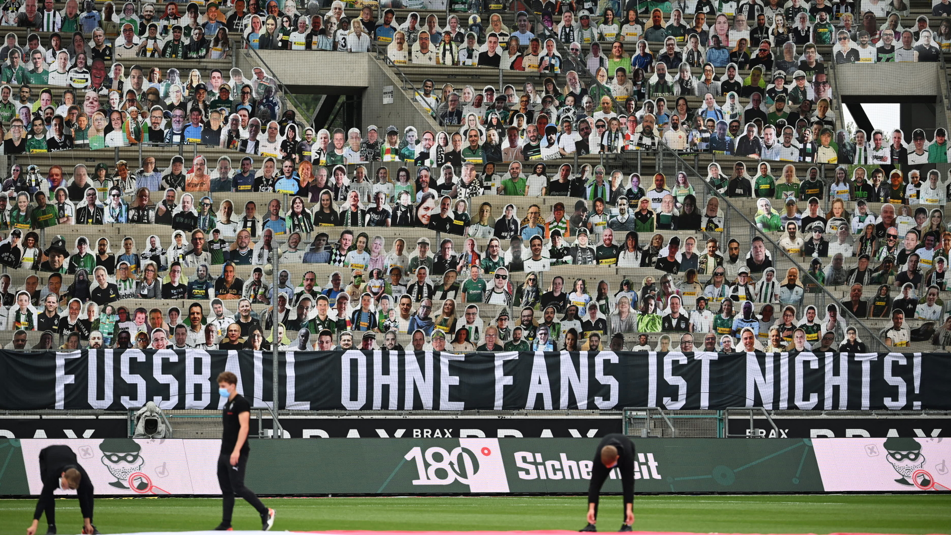 Plakat in Fußballstadion fordert Rückkehr der Fans | Bildquelle: dpa