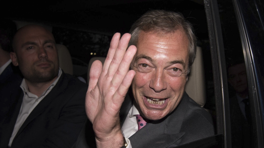 Farage fordert Premier C'ameron zum Rücktritt auf.