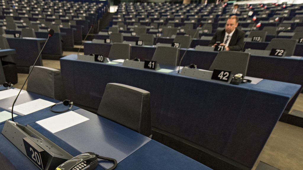 Der leere Platz von Nigel Farage im Europaparlament während der Brexit-Debatte