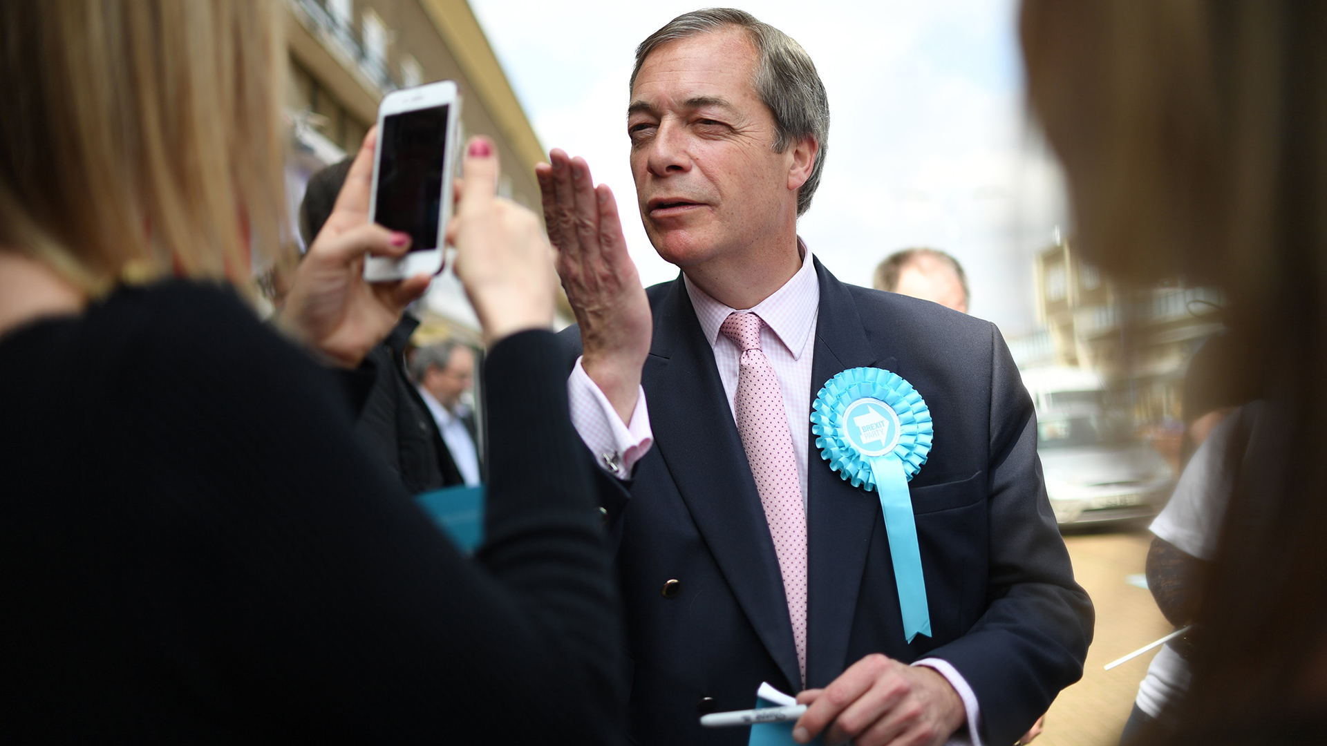 Nigel Farage spricht bei einem Wahlkampftermin vor der bevorstehenden Europawahl mit Journalisten. | dpa