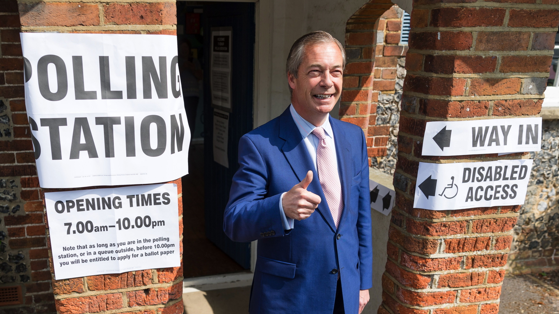 Nigel Farage nach seiner Stimmabgabe bei der Europawahl | VICKIE FLORES/EPA-EFE/REX