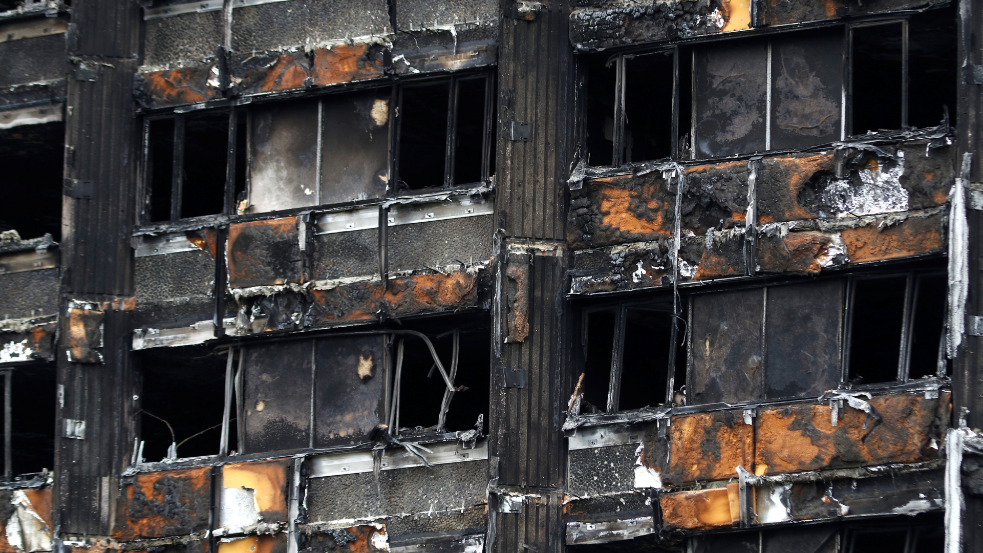 Die verbrannte Fassade des Grenfell Tower im Londoner Stadtteil North Kensington. | REUTERS