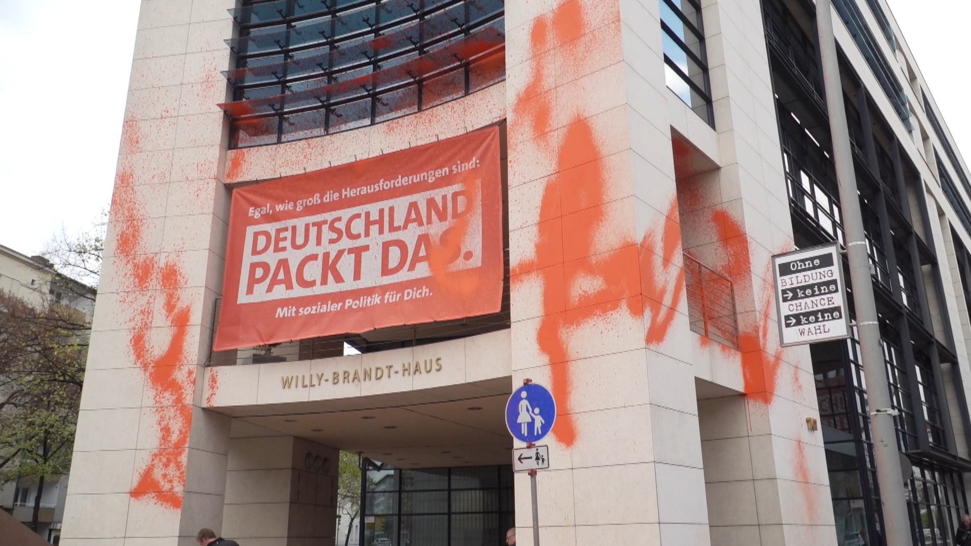 Aktivisten der Umweltgruppe "Letzte Generation" haben die Fassade der SPD-Bundeszentrale  im Willy-Brandt-Haus beschmiert. | dpa