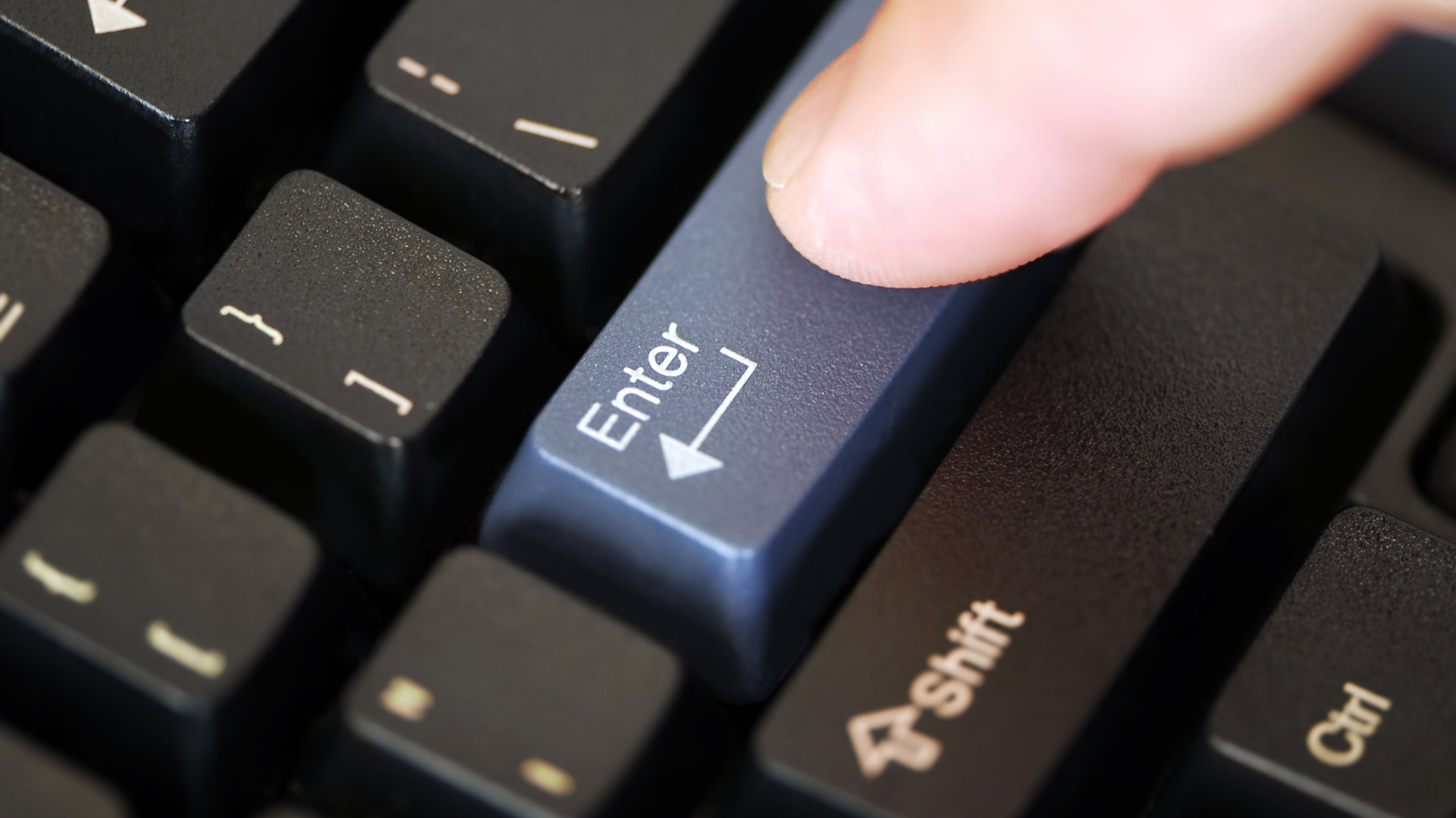 Finger tippen auf einer Tastatur | 