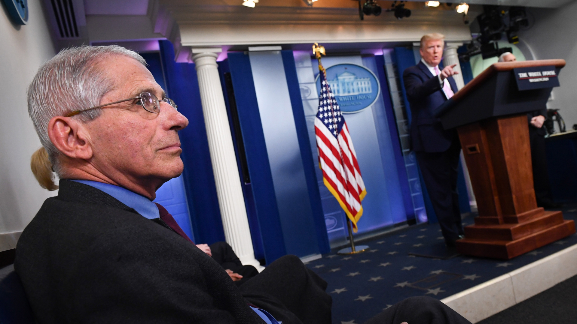 Anthony Fauci blickt während einer Pressekonferenz von US-Präsident Trump in den Raum | KEVIN DIETSCH/POOL/EPA-EFE/Shutt
