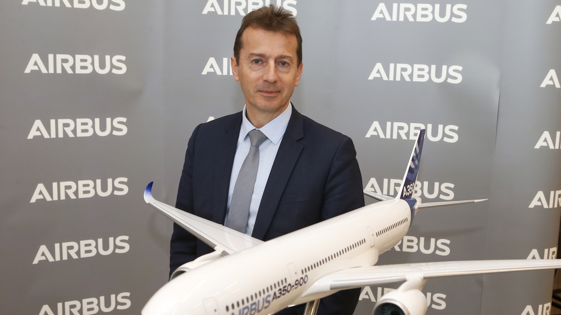 Airbus-Chef Faury mit Flugzeug-Modell