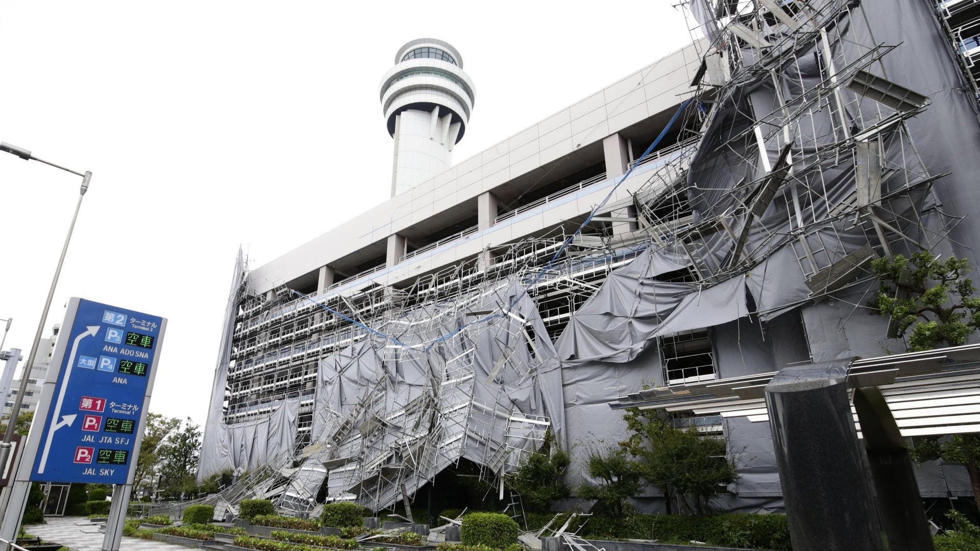 Beschädigtes Parkhaus am Haneda Airport in Tokio | AP