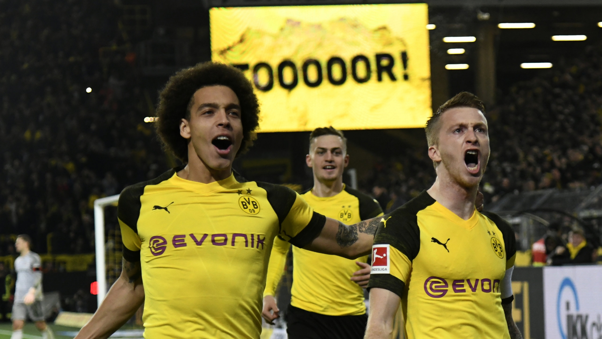 Axel Witsel und Marco Reus von Borussia Dortmund bejubeln den Ausgleich zum 1:1 gegen München. | Bildquelle: dpa