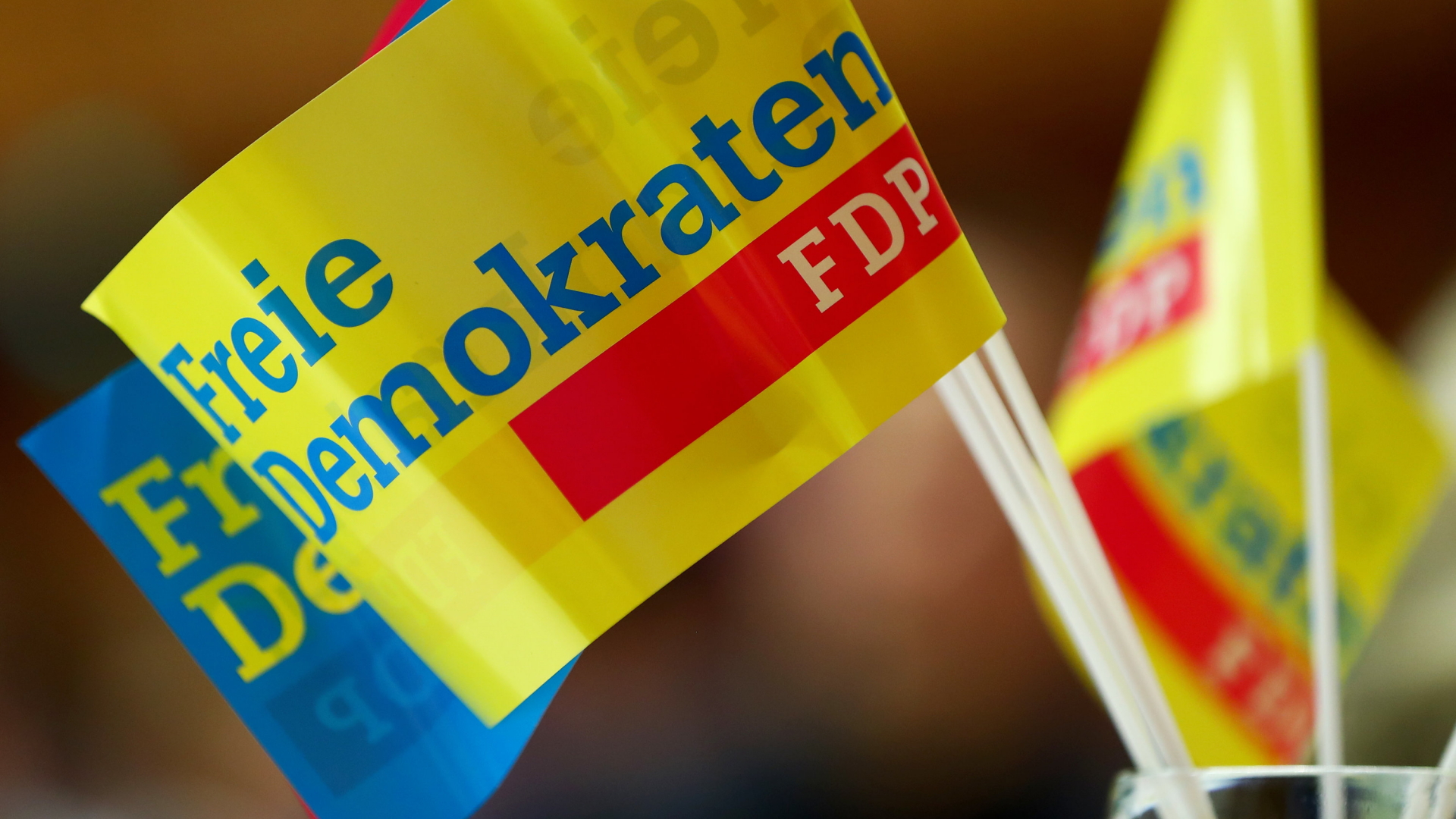 Fähnchen mit dem Schriftzug "Freie Demokraten" und "FDP".