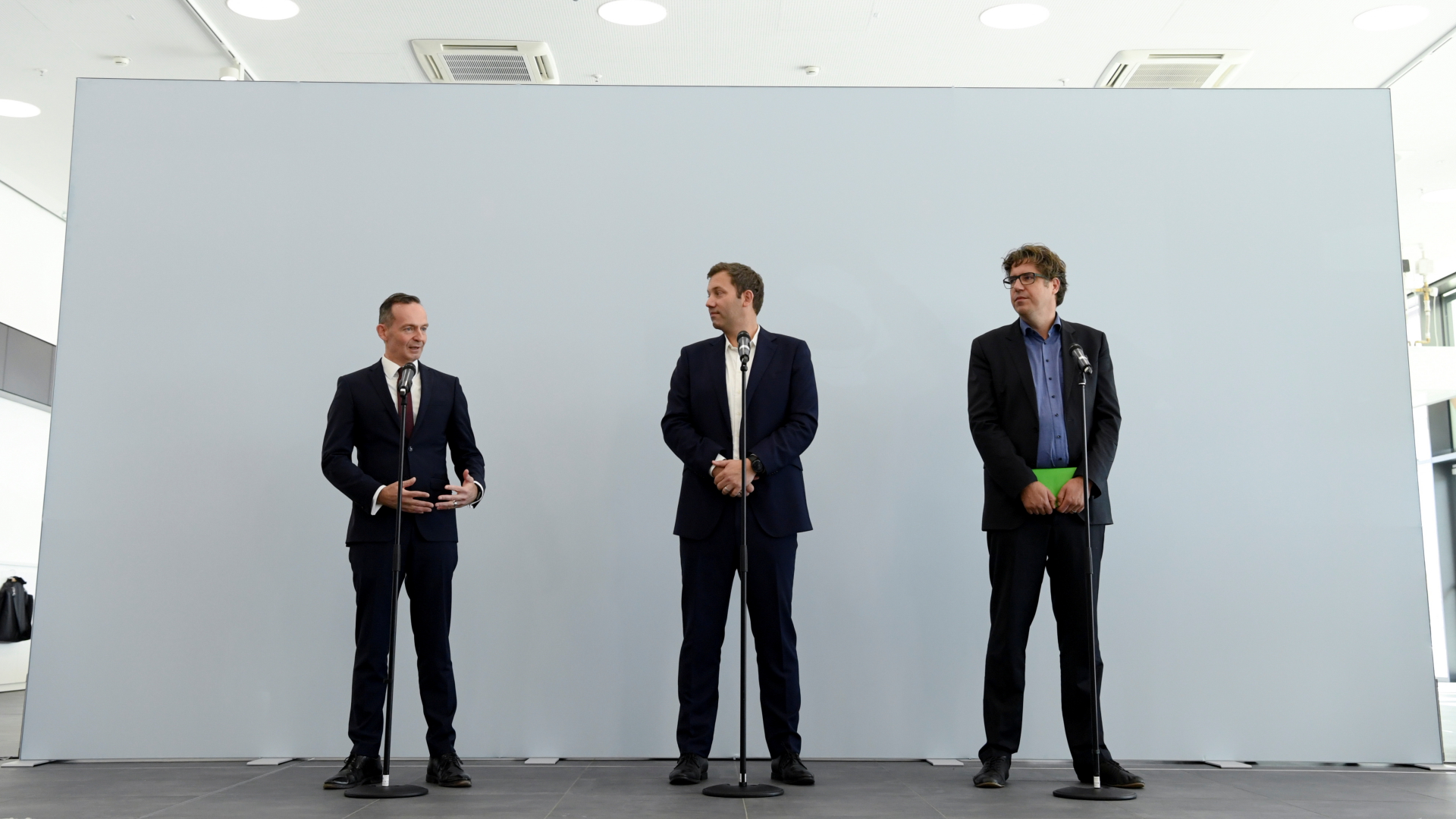 FDP-Generalsekretär, Lars Klingbeil, SPD-Generalsekretär, und Michael Kellner, Bundesgeschäftsführer von Bündnis 90/Die Grünen, geben nach den Sondierungsgesprächen eine Presssekonferenz | REUTERS