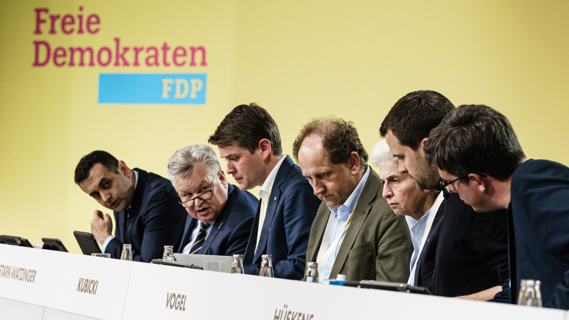 Führende FDP-Politiker auf dem Bundesparteitag, darunter der neue Generalsekretär Bijan Djir-Sarai (L.) | Bildquelle: EPA