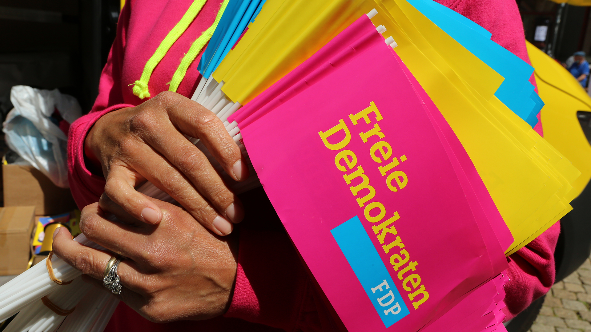 Eine Person hält FDP-Werbemittel während einer Wahlkampfveranstaltung in Halberstadt (Sachsen-Anhalt) in den Händen. | dpa
