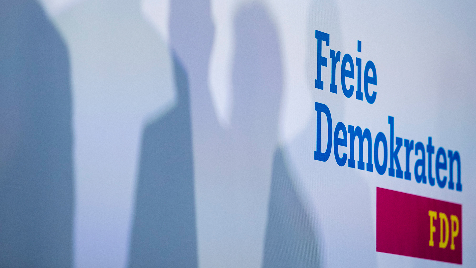 Schatten sind neben dem Logo der Freien Demokratischen Partei Deutschlands zu sehen. | EPA