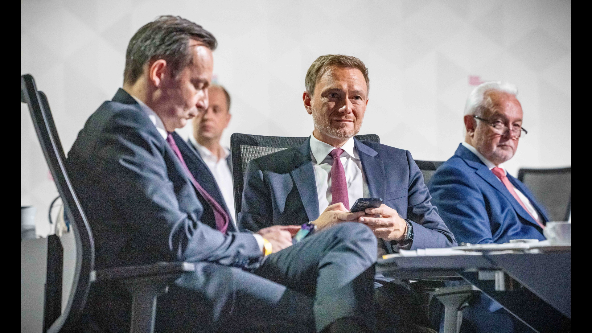 Volker Wissing, Christian Lindner und Wolfgang Kubicki beim Bundesparteitag der FDP. | dpa