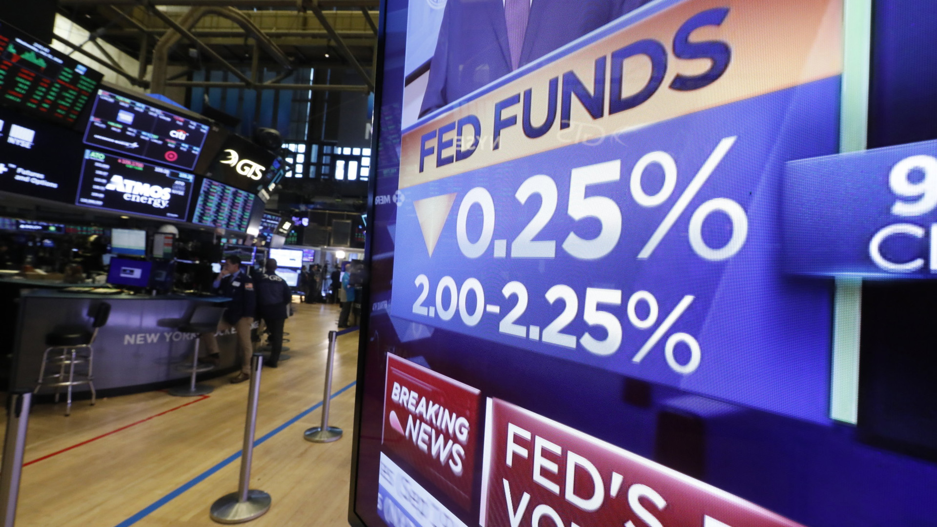 Ein Bildschirm in der New Yorker Börse zeigt die Schlagzeile der Zinssenkung | AP