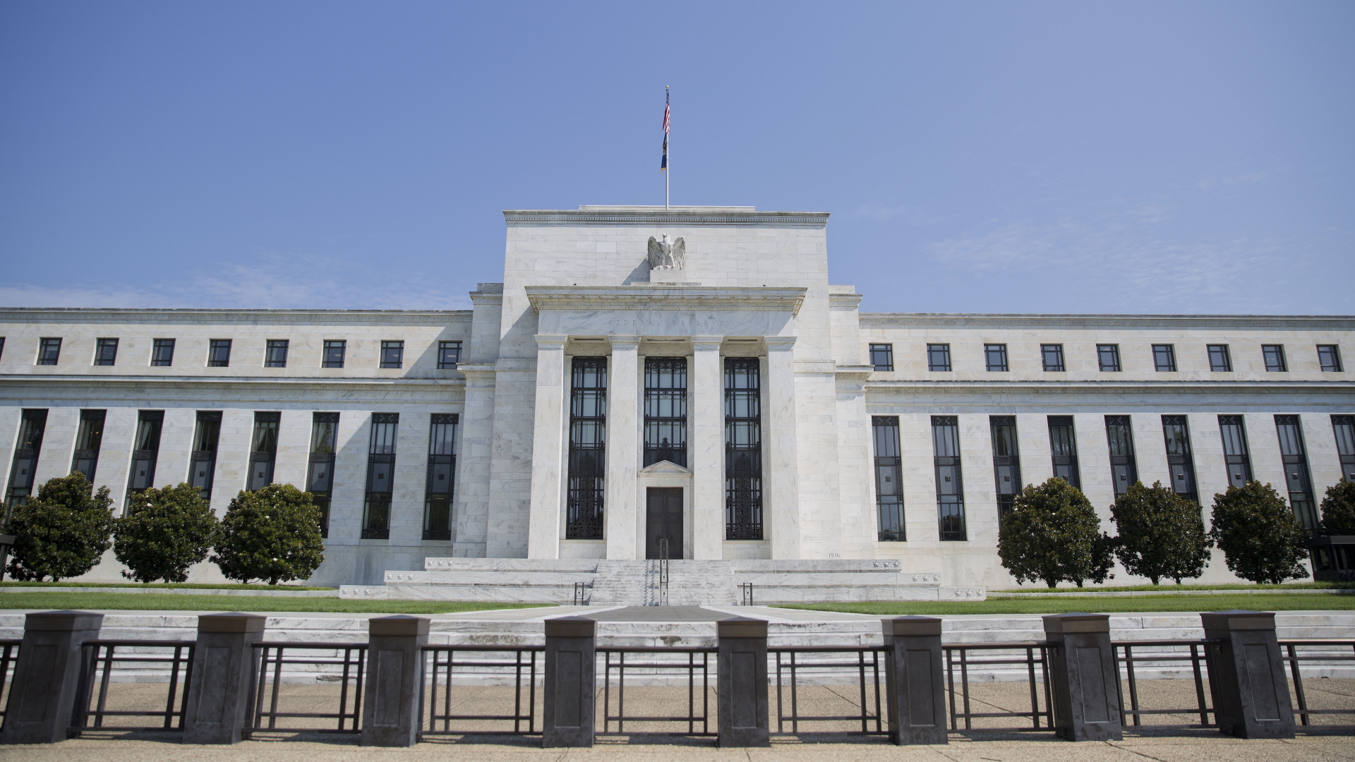 Der Hauptsitz der US-Notenbank Federal Reserve ist zu sehen.  | Bildquelle: dpa