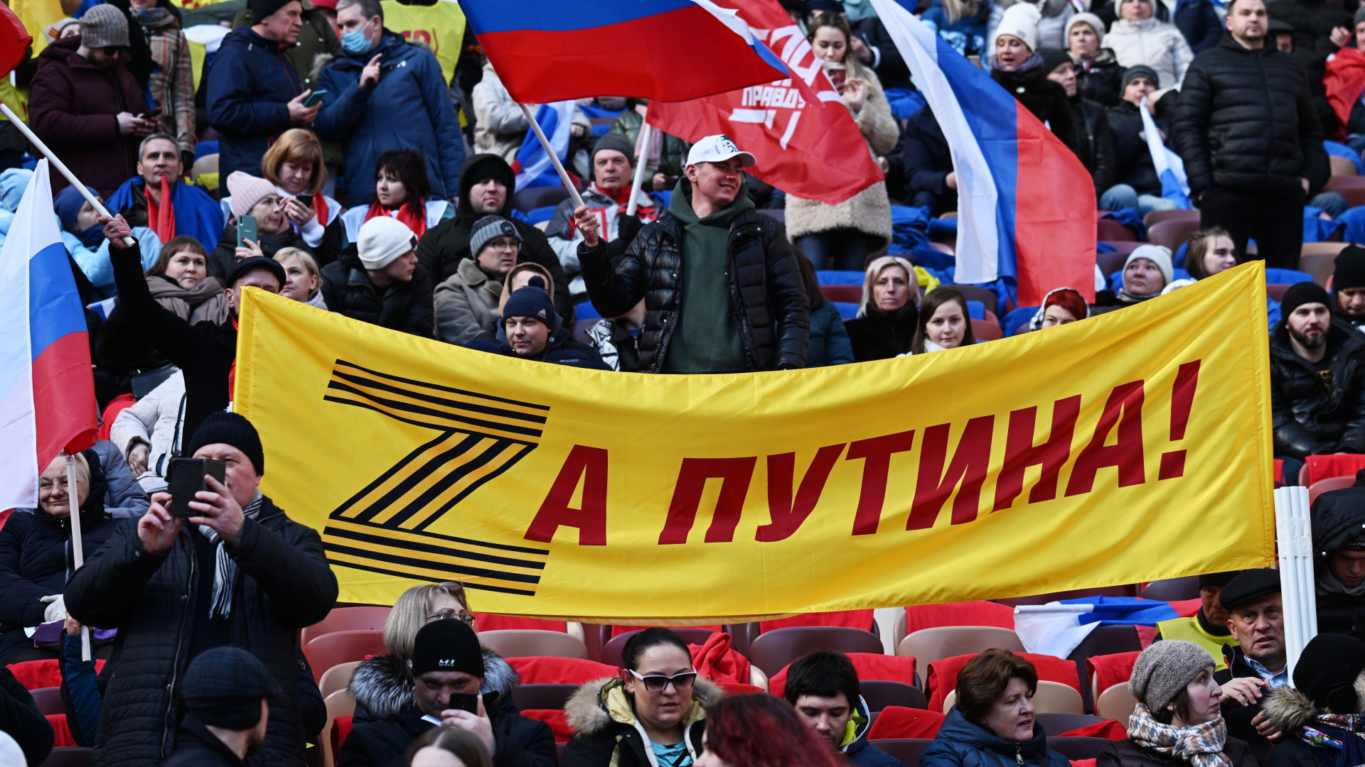 "Für Putin" steht auf einem Banner zur Feier des 8. Jahrestags der Krim-Annexion im Moskauer Luschniki-Stadion  | EPA